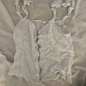 Vitt linne med knappar - Säljer pga för litet, från H&M, storlek S, använd få gånger