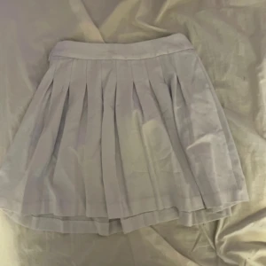 Vit tenniskjol kort - Miniskirt från FB sisters, använd 1 gång, sitter bra i midjan