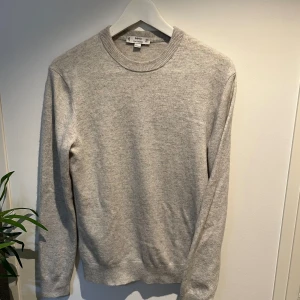 Kashmir tröja  - Säljer denna Kashmir tröjan från Mango i storlek S. Tröjan är i ett väldigt bra skick och är använd sparsamt. Tveka inte att höra av dig vid minsta fundering. 😃