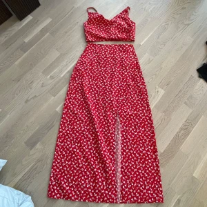 Blommigt set  - Kjol och topp, som ny 