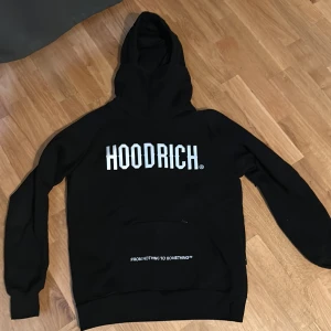 Hoodrich set  - Ett riktigt fint hoodrich set som är i topp skick och aldrig använd, säljer då det inte är min stil. Nypris för hoodie 720kr och Nypriset för byxorna är 665kr. Det går bra att köpa dem enskilt 