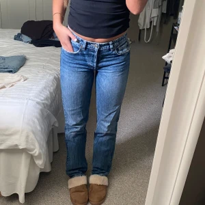 Raka mörkblåa jeans zara - Så snygga jeans i mörkblå tvätt från zara! Raka i modellen och ner till hälarna på mig som är 170cm! Dom är i storlek 38 men lite små på mig så passar nog perfekt på en 36a. 