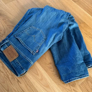 Levis 501 - Riktigt fin färg nu till hösten. Jeansen kostade mig 1200 kr från carlings. Och modellen på jeansen skulle jag säga är åt slim fit hållet. De skulle passa bra om man är emellan 180-190. Jag kan skicka bilder med dem på vid förfrågan. Skriv för frågor