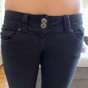 Svarta lågmidjade bootcut jeans🖤 - Jag har sytt ut de med ett vinrött krokodiltyg🖤💗