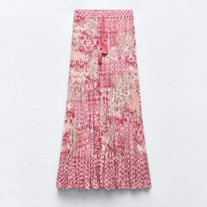 Lång Zara kjol  - Säljer min kjol som jag köpte den här sommaren. Aldrig använd och är i perfekt skick❤️