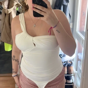 Vit offshoulderbody - Fin vit body ifrån hm, helt ny utan prislapp, har aldrig använt den då jag inte passar i den. 