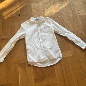 Hej, säljer denna Tommy Hilfiger skjorta. Nypris ca 1200kr. Om ni har några frågor är det bara att ställa de!