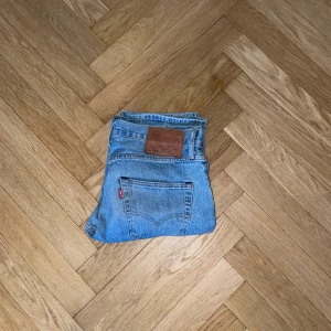 Levis 501 - Säljer ett par feta ljusa 501or i storleken, W29 L32. 9/10. 