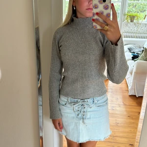 Grå tjocktröja  - Grå tjocktröja i extremt bra skick, väldigt mjuk och skön. Hittar tyvärr ingen lapp men tror att den är från Brandy Melville, storleken känns som xs