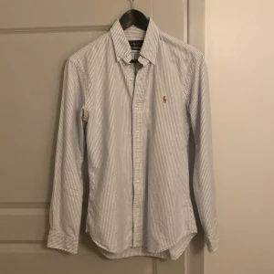 Ralph lauren skjorta  - Snygg blå randig skjorta från Ralph lauren i nyskick 