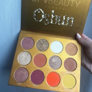 Ögonskuggspalett - Ögonskuggspalett som jag endast har testat en gång. Säljer då jag har massa paletter med liknande färger. 