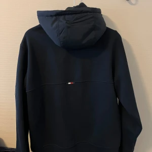 Cardigab - Tommy Hilfiger Cardigan   I gott skick, knappt använd  Nypris ca 2400kr