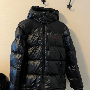 Polo Ralph Lauren Jacka - The Gorham Utility Glossed Down Jacket Polo Ralph Lauren  I gott skick, sparsamt använd under vintern men söker ny ägare.  Nypris ca 6000kr  Pris kan diskuteras vid snabb affär!
