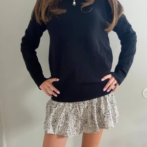 Supersöt kjol - Jättefin kjol som är jättelätt att styla med allt❣️ säljer pågrund av att den inte kommer till användning mer💓