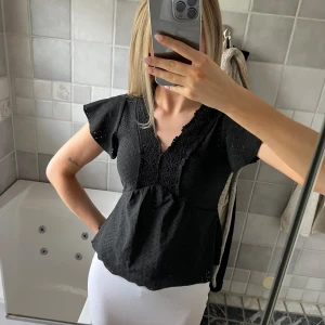 Svart jättefin blus - Svart jättefin blus, endast använd en gång🙌🏼🙌🏼säljer då jag har flera liknande