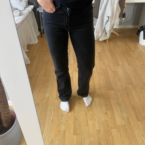 Svarta jeans - Raka lågmidjade snygga jeans från Bikbok
