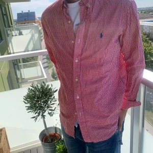 Ralph Lauren overshirt - Jävligt fräach Ralph Lauren overshirt/skjorta. Den är perfekt skick inga skavanker osv. Den är i storlek M, och modellen är 183 lång. Priset är ej hugget i 🪨. Skicka gärna frågor. 