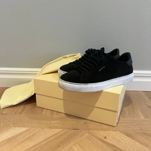 Axel arigato Clean 90 Suede sneakers - Att par Axel Arigato skor i mycket bra skick. Dom är bara använda en gång så dom har inte gått ut sig. Det finns inga skador bara lite smutsiga undertill, box och skopåsen igår också. Pris kan alltid diskuteras vid snabb affär!