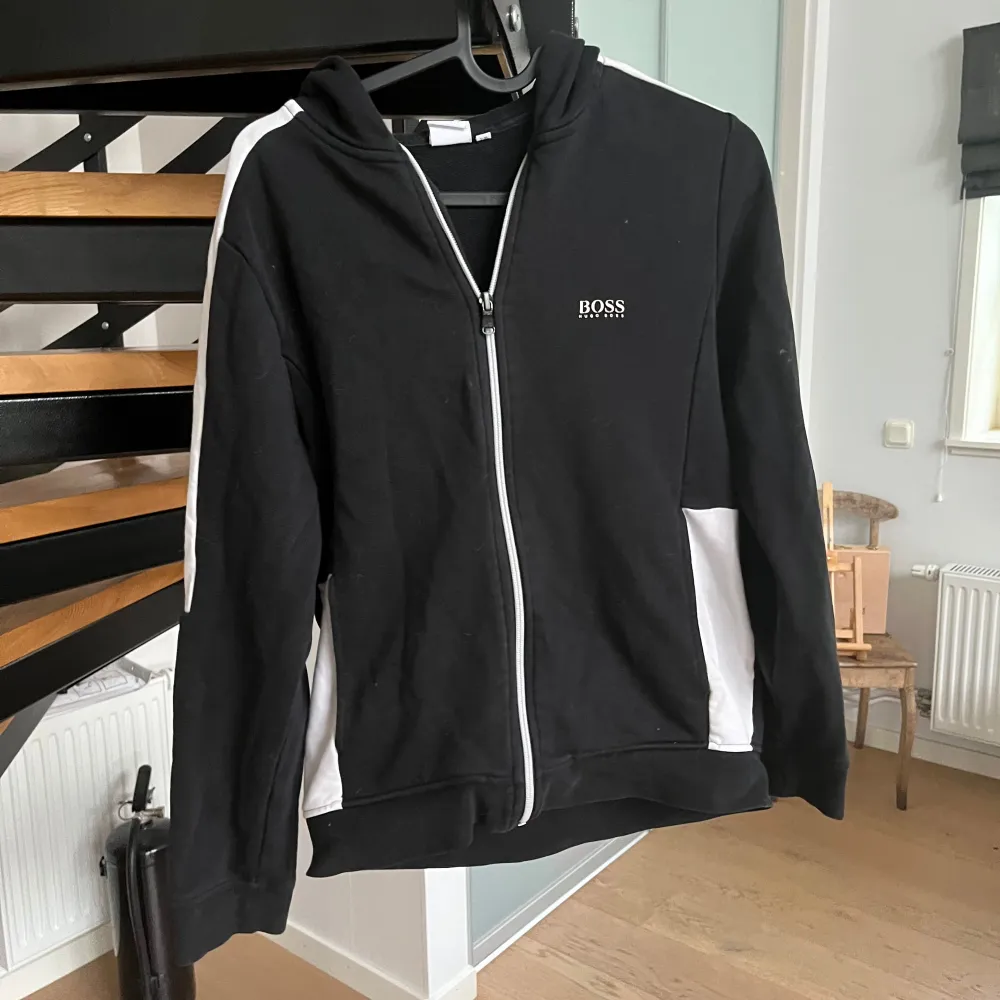 Den är i fint skick men lite sliten på märket men annars fint skick. Pris går att diskuteras tveka inte på att kontakta mig. Hoodies.