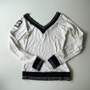 Långärmad - Vit långärmad tröja med tryck från Terranova 💞 Har några små fläckar, kan skicka bilder om det önskas