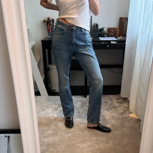 Weekday jeans - Weekday jeans i ljusare blå färg! Jeansen är i storlek 29/32 men aningen små i storleken. Använda endast några få gånger🩷