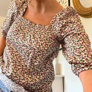Blommig topp  - Blommig blus/topp med lätta puffärmar. Frakt tillkommer på 58kr 🫶🏻