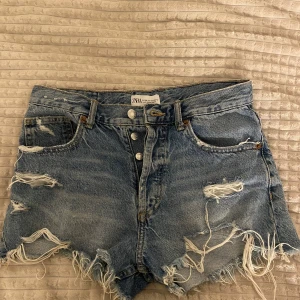 Jeans shorts  - Bra skick men lite sliten i högra bakficka 