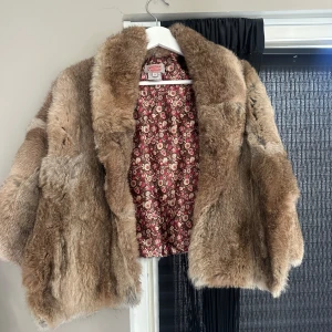 Äkta päls poncho  - Unik, superfin päls poncho av kaninpäls.  Skär supersnyggt i midjan och känns lagom varm på kroppen.🤩   Tenderar att fälla lite.  Får tyvärr ingen användning för den. 