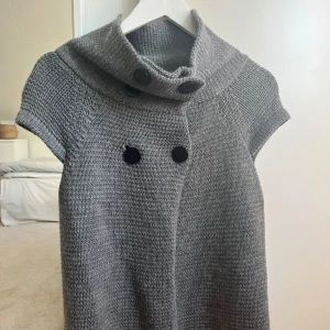 Kortärmad kofta - Så fin och unik stickad kofta med knappar💕