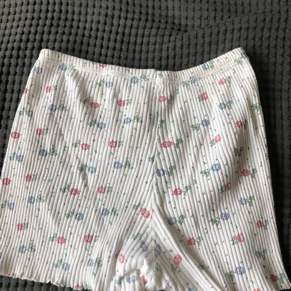 Små shorts med blommor på. Shorts.