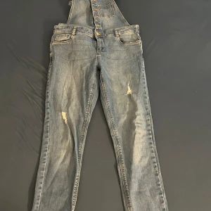 Jeans - En till jeans med hängslen. Också knapt användt och i fint skick.