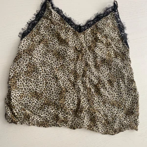 Nightwear/top Anine Bing X Gina Tricot - Nightwear/top i leopardmönster Aldrig använd och i bra skick Kan användas även om man är storlek M/38 Sjusterbara straps  Material 100% kupro 