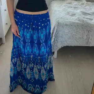 Zara långkjol, blå med paljetter  - Såå snygg kjol ifrån Zara! Köptes för 699 kr, ej använd alls mycket och kommer inte till användning längre tyvärr! 