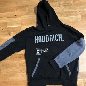 Hoodrich hoodie  - Denna passar killar och tjejer. Står large men passar från större S till M. 