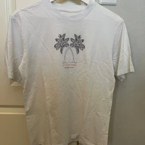 Vit t-shirt - Säljer en vit t-shirt från Lager157. Knappt använd💕