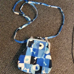 Blå mönstrad axelväska från Marimekko - Säljer en superfin blå axelväska från Marimekko med ett coolt geometriskt mönster. Väskan har en metallram och en lång axelrem, perfekt för att bära med sig det viktigaste. Den är både stilren och praktisk, perfekt för vardagsbruk! Nyskick andvända få gånger 