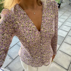 Sommar blus - Supersöt blommig blus🌸 Kommer tyvärr ej till användning, i nyskick!🌷Storlek M, men passar även S✨