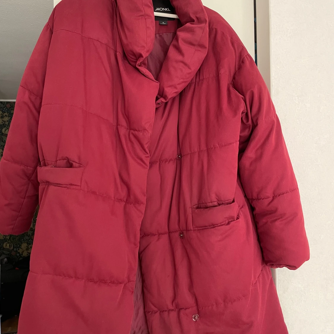 Röd pufferjacka från Monki