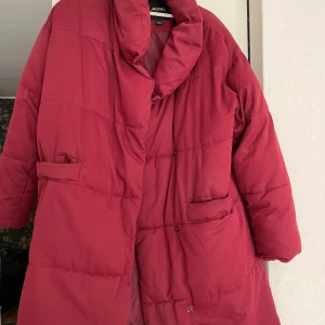 Röd pufferjacka från Monki - Säljer en snygg röd pufferjacka från Monki i storlek M. Bra skick.  Perfekt för både höst och vinter.