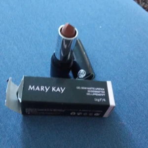 Mary Kay® Gel Semi-Matte Lipstick Bashful You - Det första Mary Kay-läppstiftet som innehåller en fantastisk gel-teknologi. Läppstiftet är enkelt att applicera och ger rika, hållbara nyanser – utan att läpparna torkar ut.  Pris i butik 380kr