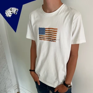 RALPH LAUREN T-SHIRT - Ralph lauren T-Shirt | Skick: 8,5/10 | Strl: M | Pris 349kr | Modellen är 182cm | Hör av dig vid frågor eller funderingar!