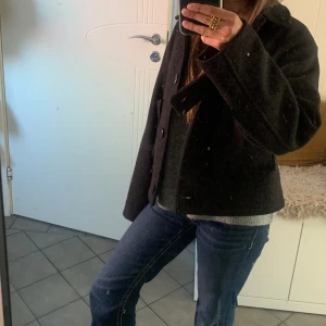 Svart kappa - Säljer denna svarta kappa ifrån lager157 då den inte kommer till användning längre. Knapparna på ärmarna har ramlat av men dom är sparade så de går enkelt att sy fast igen! 