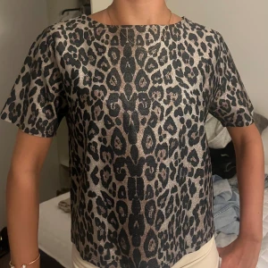 Leopard print t-shirt - Super fin leopard t-shirt som passar till både fest och vardag. Nyskick🤎