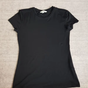  snygg tränings topp - basic tränings topp som sitter bra, använde väldigt ofta förut men inte längre, lite uttöjd men annars är det inga fel på den⭐