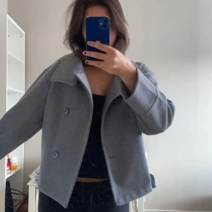 Grå kappa från Gina Tricot - En stilren grå kappa från Gina Tricot i storlek S. Klassisk design med stora knappar framtill och en bred krage🤗Perfekt för höst och vår 💞🌟 pris kan diskuteras, ställ gärna frågor💞