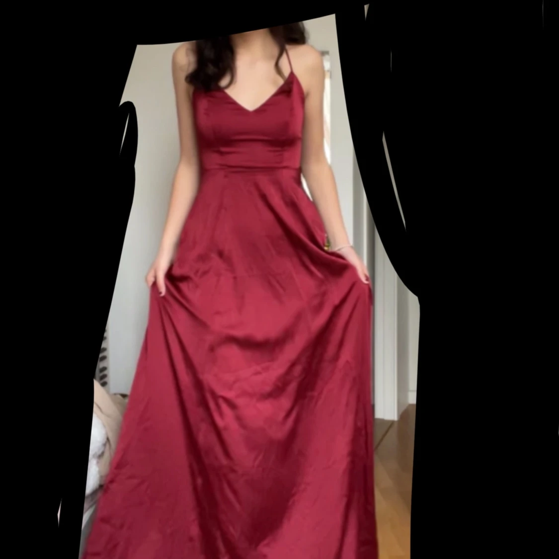 Vinröd långklänning med smala axelband