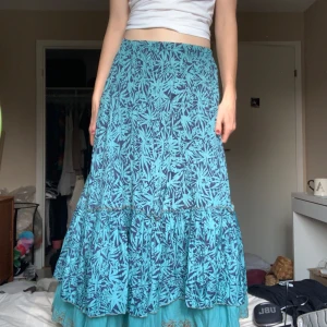 Turkos maxikjol - Luftig maxikjol som passar xs! Med fina gulddetaljer. Hör gärna av dig vid frågor :D💕