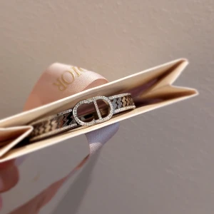 Dior armband - Säljer detta dior armband jag fick i present används inte🫶🏼