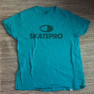 Skatepro tisha  - En turkos/blå skatepro tisha i storlek L. Skriv om ni har frågor ;)