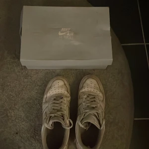 Nike Airforce 1  - Säljer nu ett par Airforce 1 i storlek 44, säljs i okej skick 